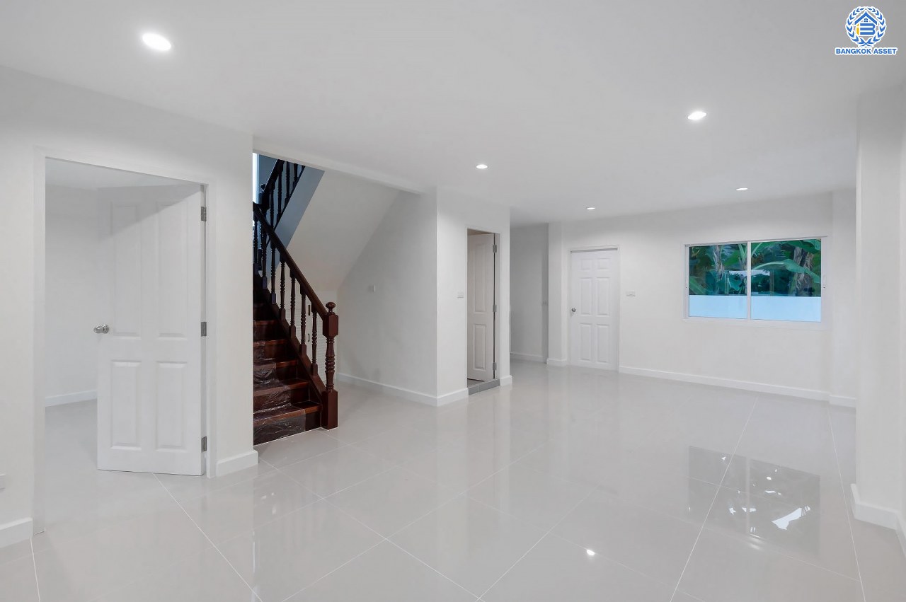 บ้านมือสองตกแต่งใหม่ โครงการ กฤษดานคร18 พุทธมณฑลสาย3 เนื้อที่ 74 ตร.ว. บนพื้นที่ใช้สอย 158.9 ตร.ม. อีกระดับของฟังก์ชัน 4 ห้องนอน 3 ห้องน้ำ จอดรถได้ 2 คัน พร้อม 1 ห้องอเนกประสงค์สุด Private ที่สามารถปรับการใช้งานได้หลากหลาย บนทำเลศักยภาพเชื่อมต่อหลายเส้นทาง ใกล้เซ็นทรัลปิ่นเกล้า ม.มหิดล และทางด่วน "ศรีรัช"